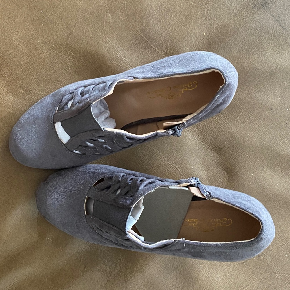 Journee Collection Gray shoes. Size 6. Suede - Picture 4 of 4